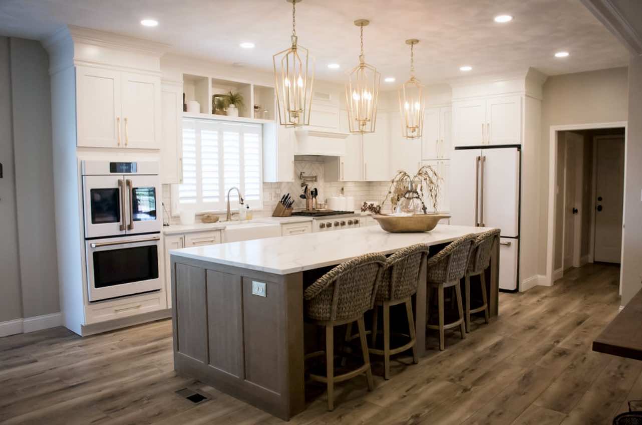 Kitchen transformation with bright finishes and detailed lighting